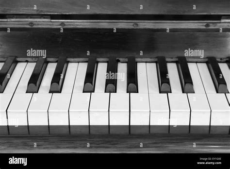 Teclas De Piano En Blanco Y Negro Y Las Vetas De La Madera Fotograf A