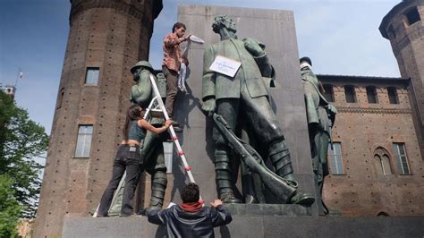 Giornata Della Terra Attivisti Bendano Statue A Torino