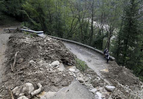 OBILNE POPLAVE NISU ZAOBIŠLE NI KRŠEVITU CRNU GORU Haos u komšiluku