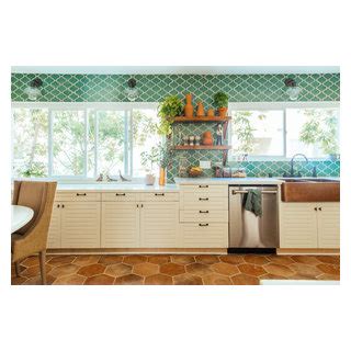 Counter to Ceiling Blue Green Wave Tile Backsplash Éclectique