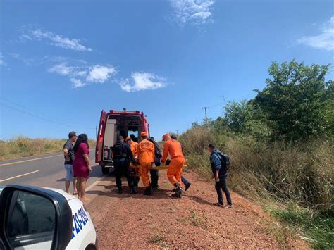 Carro quatro ocupantes capota na RO 010 próximo linha 192 em Rolim