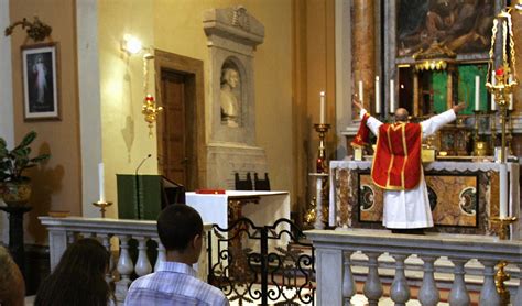 Vaticaan Haalt Regels Rond Oude Liturgie Opnieuw Aan Om Eenheid In