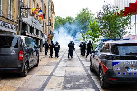 Photos Mort De Nahel Nanterre Metz La Manifestation Interdite