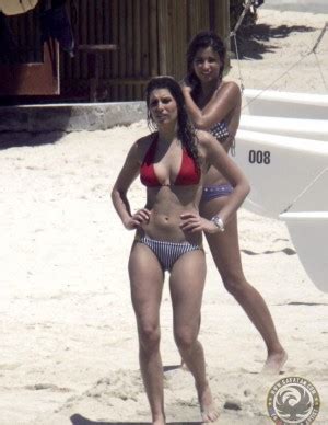 Malika Ménard sexy en bikini à lile Maurice 2 avril 2011