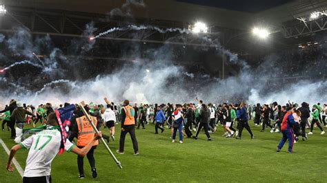 Saint Etienne En Ligue 2 Scènes De Chaos à Geoffroy Guichard Après La