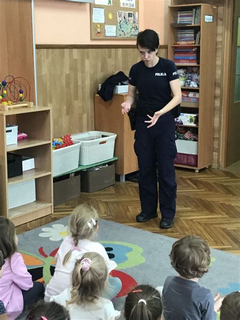 B D Bezpieczny Wizyta Policjantki W Przedszkolu Przedszkole Nr W