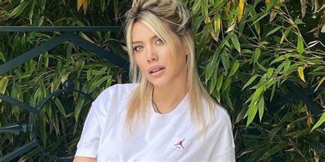 Wanda Nara Quiso Posar Con Una Bikini De Su Colecci N Pero Los Seguidores La Mataron Por El