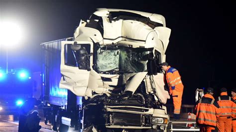 Zwei Lastwagenfahrer Nach Unfall Verletzt