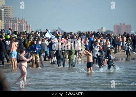 Brooklyn New York January Group Running Out Of The Ocean