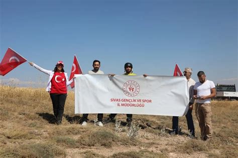 Sivaslı Paraşütçüler Gökyüzünde Türk Bayrağı Açtı Sivas Haberleri