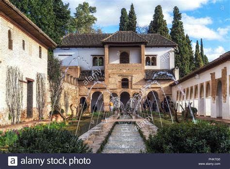 Generalife palace pool Stock Photo - Alamy