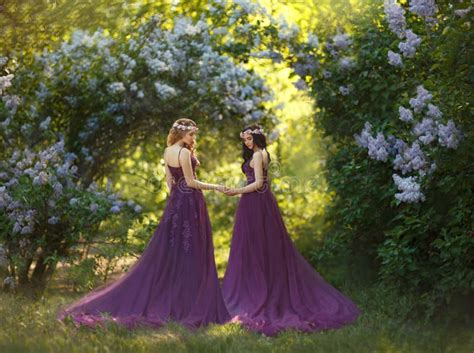 Dos Novias Blonde Y Una Morenita Con El Amor Abrazándose Fondo De Un Jardín Floreciente