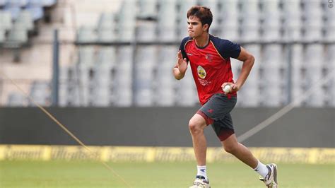 Arjun Tendulkar S Chocolate Boy Dashing Looks Make Female Fans