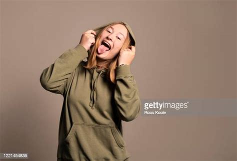 Portrait Of Teenage Girl 16 17 Sticking Tongue Out Imagens E