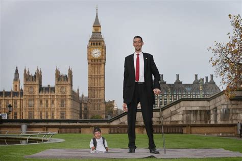 Aww! World's Tallest and Shortest Men Meet for Guinness World Records ...