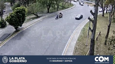 La Plata robaron una barrera de las vías y se la llevaron en moto Perfil