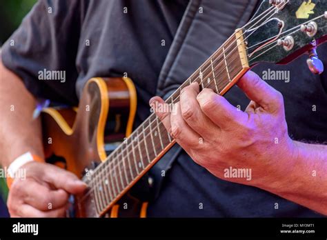 Guitarristas electricos fotografías e imágenes de alta resolución Alamy