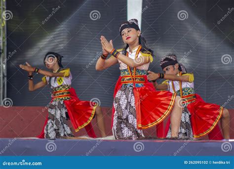 Traditional dance editorial photography. Image of horse - 262095102