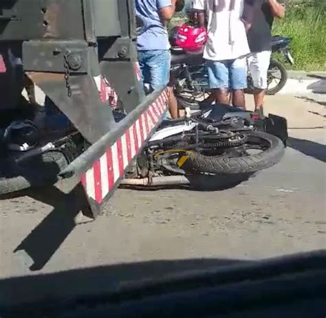 Motociclista fica ferido após se envolver em acidente caminhão em