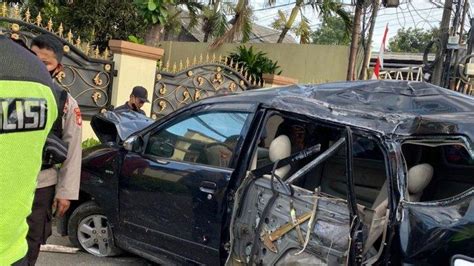 Melaju Kencang Mobil Avanza Hantam Tembok Toko Seorang Penumpang