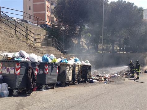 Reggio continua il delirio in città per l emergenza rifiuti