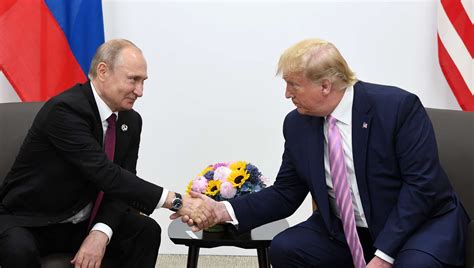 Трамп трижды откладывал телефонный разговор с Путиным