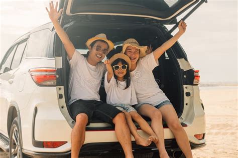 Viajes En Familia En La Playa Con Viaje En Coche Por El Mar En Verano