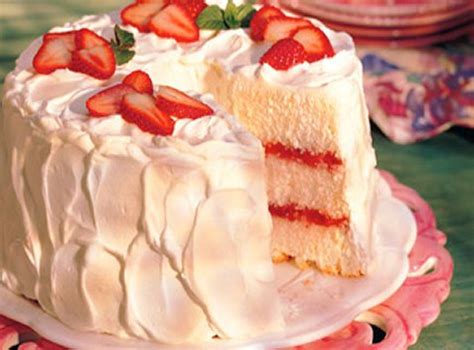 Gâteau des anges aux fraises et à la rhubarbe Recettes Québecoises