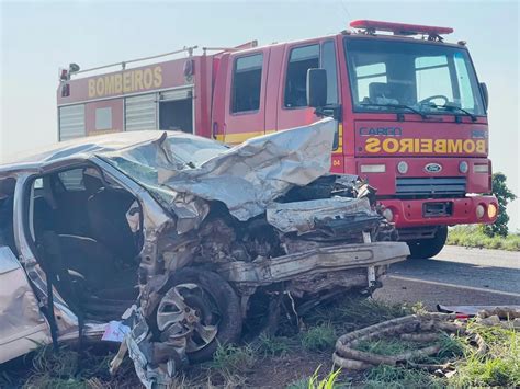 Batida de frente entre carro e caminhonete deixa um morto e três