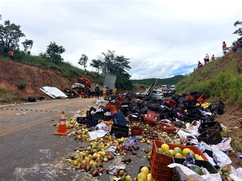 Uma pessoa morre e outra fica ferida em acidente envolvendo um caminhão