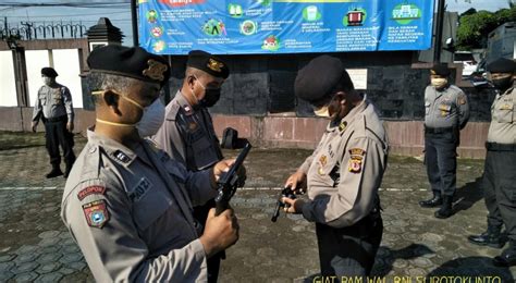 Pengecekan Senjata Api Personil Sat Sabhara Polres Karawang