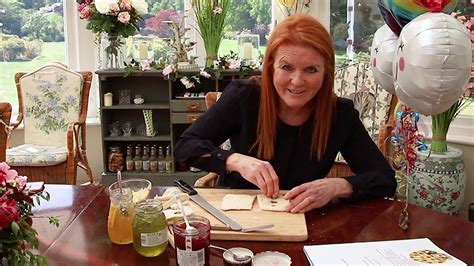 Sarah Ferguson making Traffic Light Sandwiches - YouTube