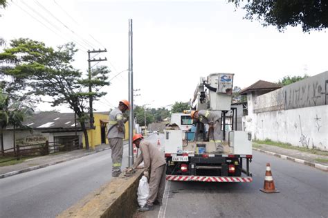 Prefeitura inicia instalação de novas luminárias de Led na Avenida