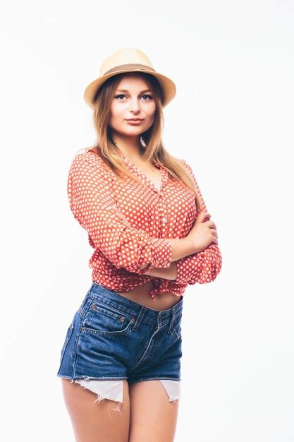 Portrait De La Belle Femme Blonde Au Chapeau De Paille Isol Sur Fond Blanc Photo Gratuite