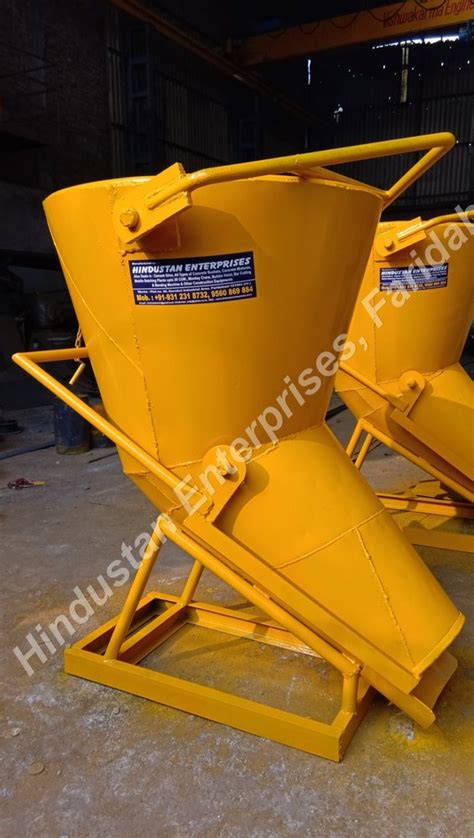 Banana Type Concrete Bucket Of Tower Crane Capacity 0250 M3 At Rs