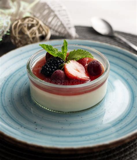 Panna Cotta De Frutos Rojos Con Fresas Receta Italiana Foto De