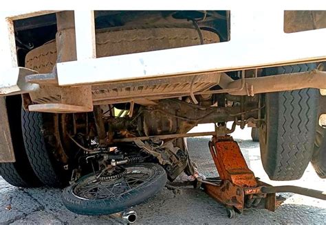 MOTOCICLISTA QUEDA PRENSADO DEBAJO DE UNA CAMIONETA