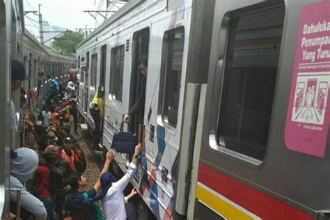 Krl Anjlok Ganggu Perjalanan Kereta Tanah Abang Maja Antara News