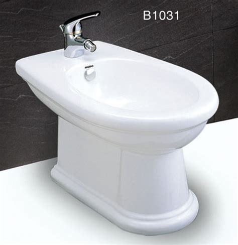 bon ve sinh nu caesar  dung voi voi noi  ra khoi