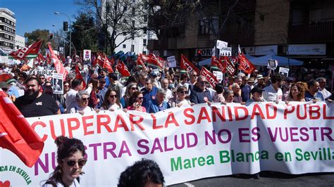 Las imágenes de la manifestación de Marea Blanca por las calles de Sevilla