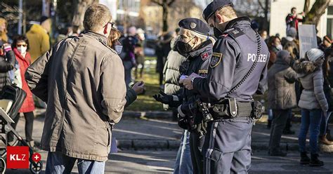 Marsch Zum Klinikum Verhindert K Rntner Polizei R Stet Sich F R