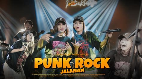 PUTRI KRISTYA FT VIVI VOLETHA PUNK ROCK JALANAN Official Live M V