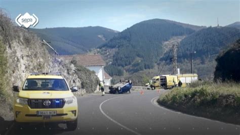 Herida Una Mujer Al Volcar Con Su Coche En El Puelu Cangas Del Narcea