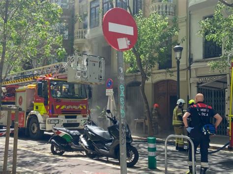 Sofocan Un Incendio En La Cocina De Un Restaurante De La Calle