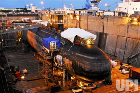 Photo: Submarine USS Hawaii in dry dock in Hawaii - WAX20100418304 ...