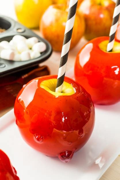 Manzanas De Caramelo Rojas Hechas A Mano Para Halloween Foto Premium