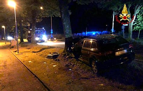 Incidente Imola Finisce Con L Auto Contro Un Albero Morto Un 39enne