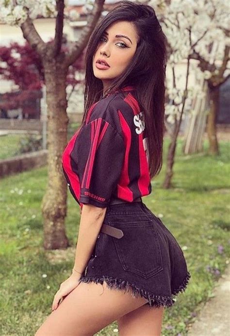 Pin Di Hassan Mostafa Su Ac Milan Ragazze Sportive Donne Donne Tatuate