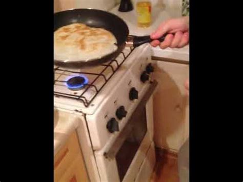 Как правильно переворачивать блины - YouTube