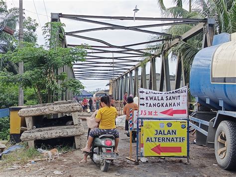 Oknum Preman Bangun Titi Alternatif Di Jembatan Air Tenang Petugas